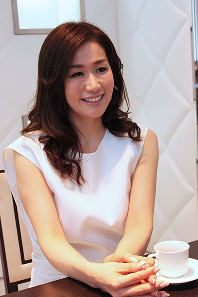 退役空姐x现役人妻《白石菫》精选作品推荐介绍及封面预览